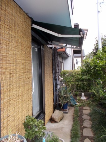 夏の直射日光よけや不意の雨にも雨よけとして役立つオーニングを設置 夏の直射日光よけや不意の雨にも雨よけとして役立つオーニングを設置